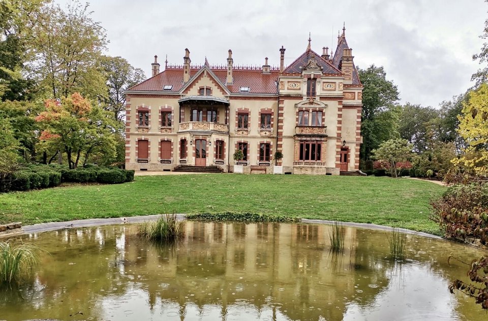 L'extérieur de la villa Perrusson un jour de plein soleil