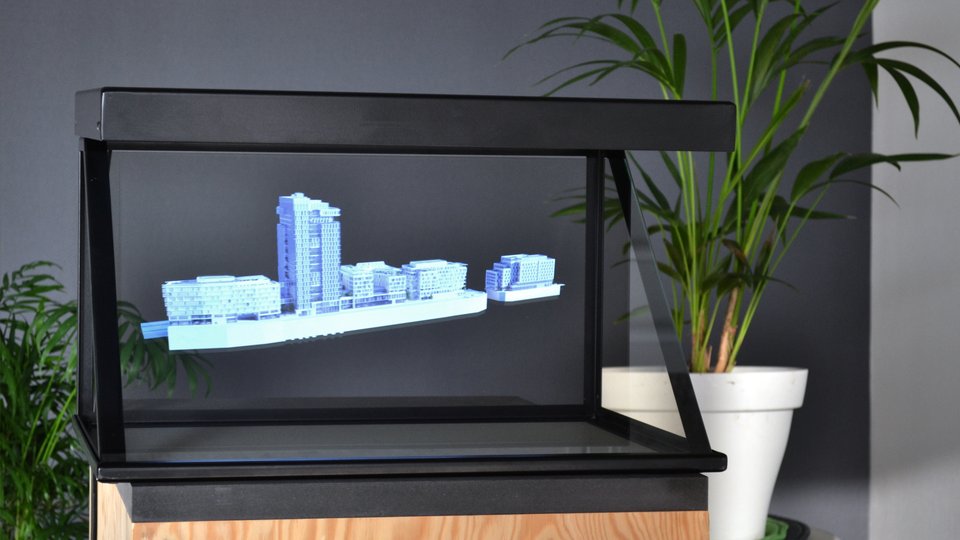 Iris 22: A 22" holographic showcase